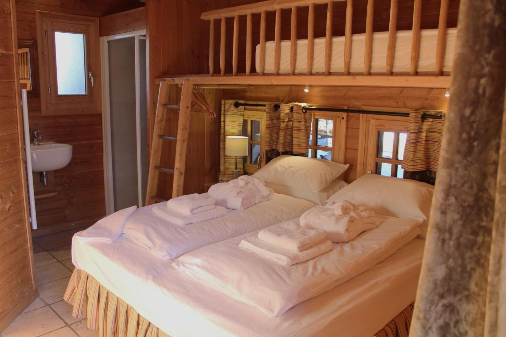 Cosy 4 Bedroom Chalet With Hot Tub Saint-Marcel  المظهر الخارجي الصورة
